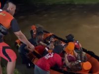 Tim Sar Evakuasi Warga Menggunakan Perahu Karet (Identitas.co.id)