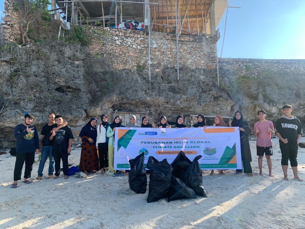 SMA Islam Athirah 1 Makassar melakukan aksi bersih-bersih di Pantai Bira, Rabu (7/2/2024)