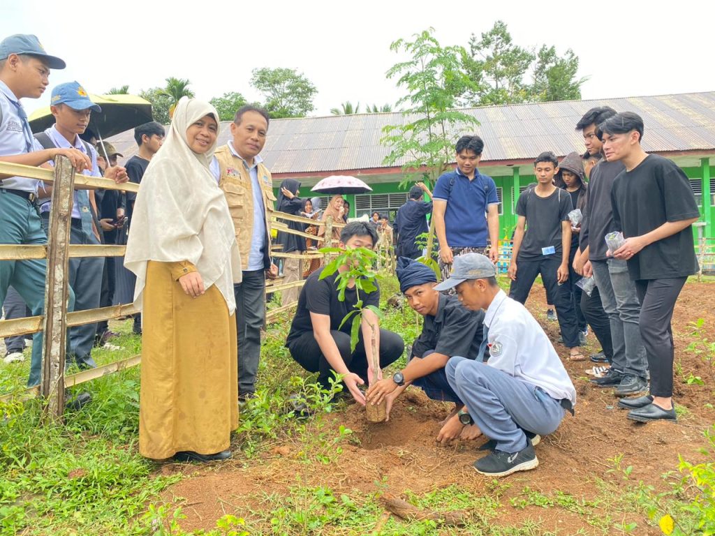 aksi tanam bibit pohon SMA Islam Athirah 1 Makassar dan SMAN 13 Bulukumba, Selasa (6/2/2024)